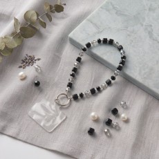 Universal Beaded / Crystal Phone Charm Wrist Strap
- Round & Square Faceted - Clear Grey / Black - Dzidra pelēka / Melna - Universāla pērlīšu / kristālu telefona rokas siksniņa