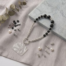 Universal Beaded / Crystal Phone Charm Wrist Strap
- Round Black Beads - Melna - Universāla pērlīšu / kristālu telefona rokas siksniņa