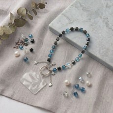 Universal Beaded / Crystal Phone Charm Wrist Strap
- Square Faceted - Clear Blue - Dzidra zila - Universāla pērlīšu / kristālu telefona rokas siksniņa