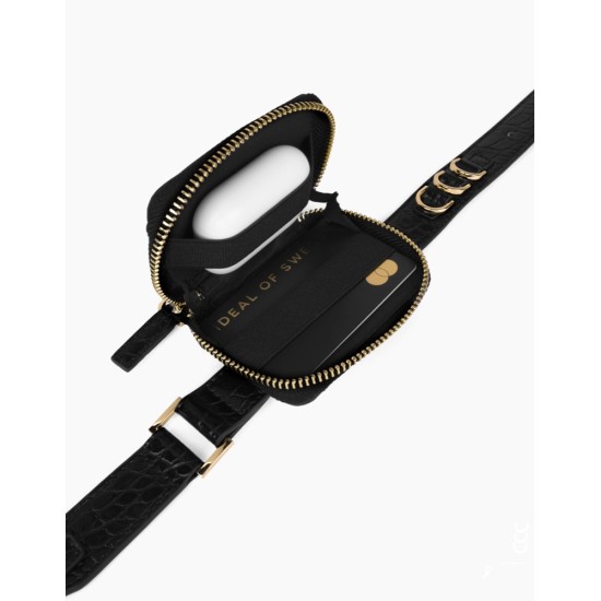 iDeal of Sweden Atelier Necklace SS22 Back Case priekš Apple iPhone 13 Pro Max - Black Croco - mākslīgās ādas aizmugures apvalks ar siksniņu un somiņu priekš AirPods / bampers-vāciņš